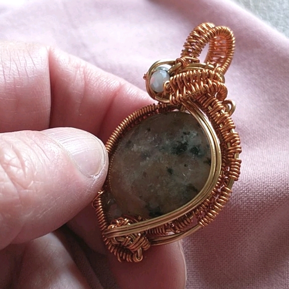 ๐จ๐ฆ Hand Wire Weaved Quartz Pendant - Picture 4 of 4